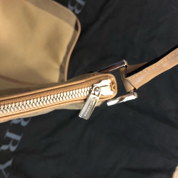 Authentic BURBERRY Shoulder Bag. - Picture 8 of 11